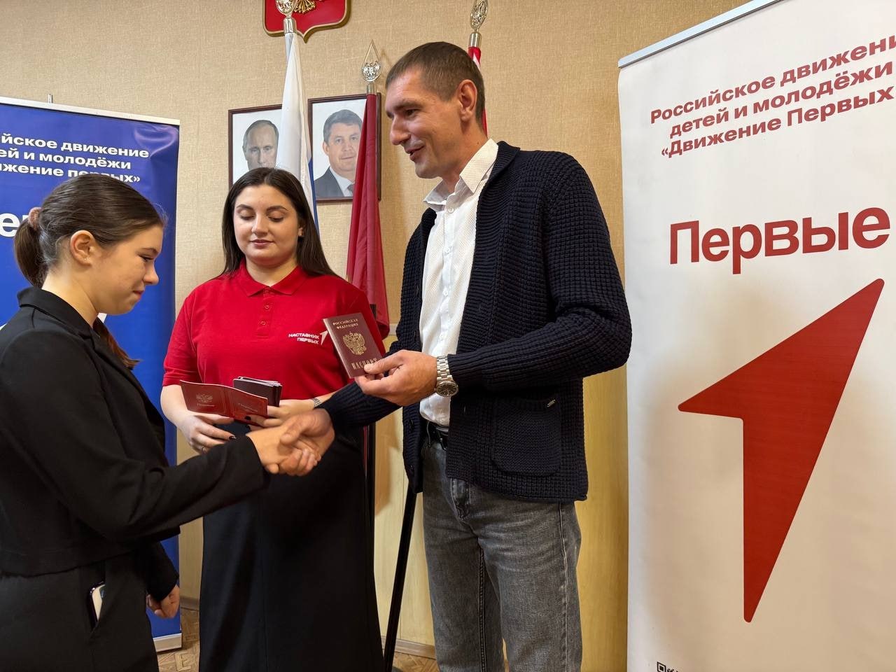 В преддверии Дня народного единства в рамках Всероссийского проекта «Мы-граждане России!» наши юные жители впервые получили свои самые важные документы – паспорта граждан Российской Федерации! В преддверии Дня народного единства в рамках Всероссийского проекта «Мы-граждане России!» наши юные жители впервые получили свои самые важные документы – паспорта граждан Российской Федерации!