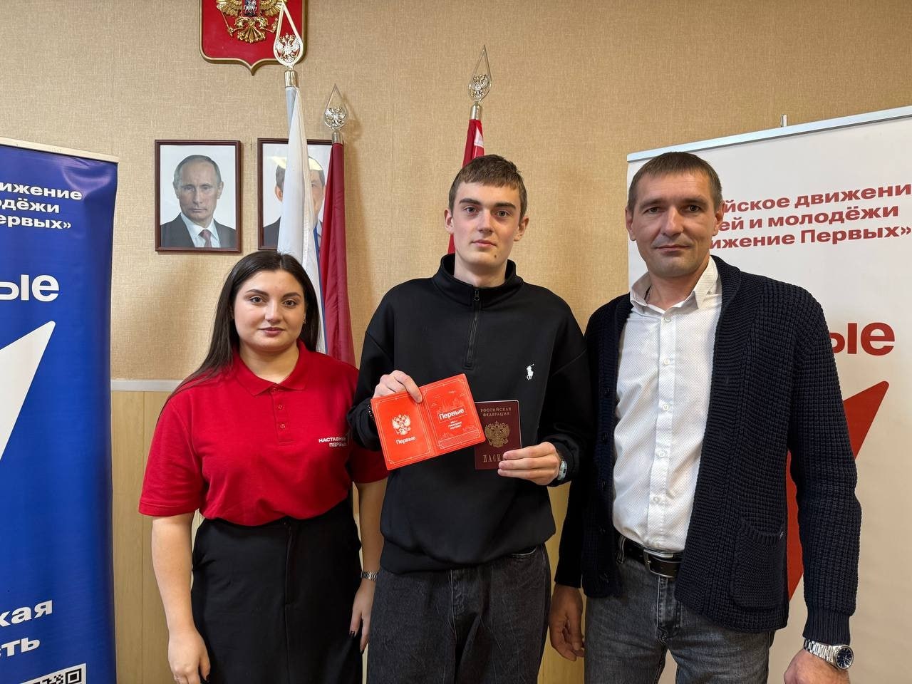 В преддверии Дня народного единства в рамках Всероссийского проекта «Мы-граждане России!» наши юные жители впервые получили свои самые важные документы – паспорта граждан Российской Федерации! В преддверии Дня народного единства в рамках Всероссийского проекта «Мы-граждане России!» наши юные жители впервые получили свои самые важные документы – паспорта граждан Российской Федерации!