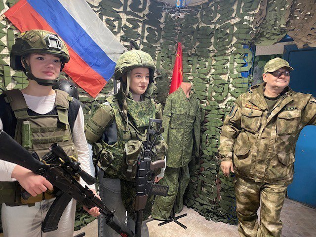 30 октября 2025 года обучающиеся 9-10 классов МБОУ – СОШ №7 посетили выставку «Русь Великая» в Клинцовской ТШ ДОСААФ 30 октября 2025 года обучающиеся 9-10 классов МБОУ – СОШ №7 посетили выставку «Русь Великая» в Клинцовской ТШ ДОСААФ