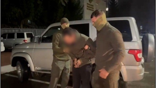 В Брянске магазинный грабитель избил пытавшегося его задержать полицейского