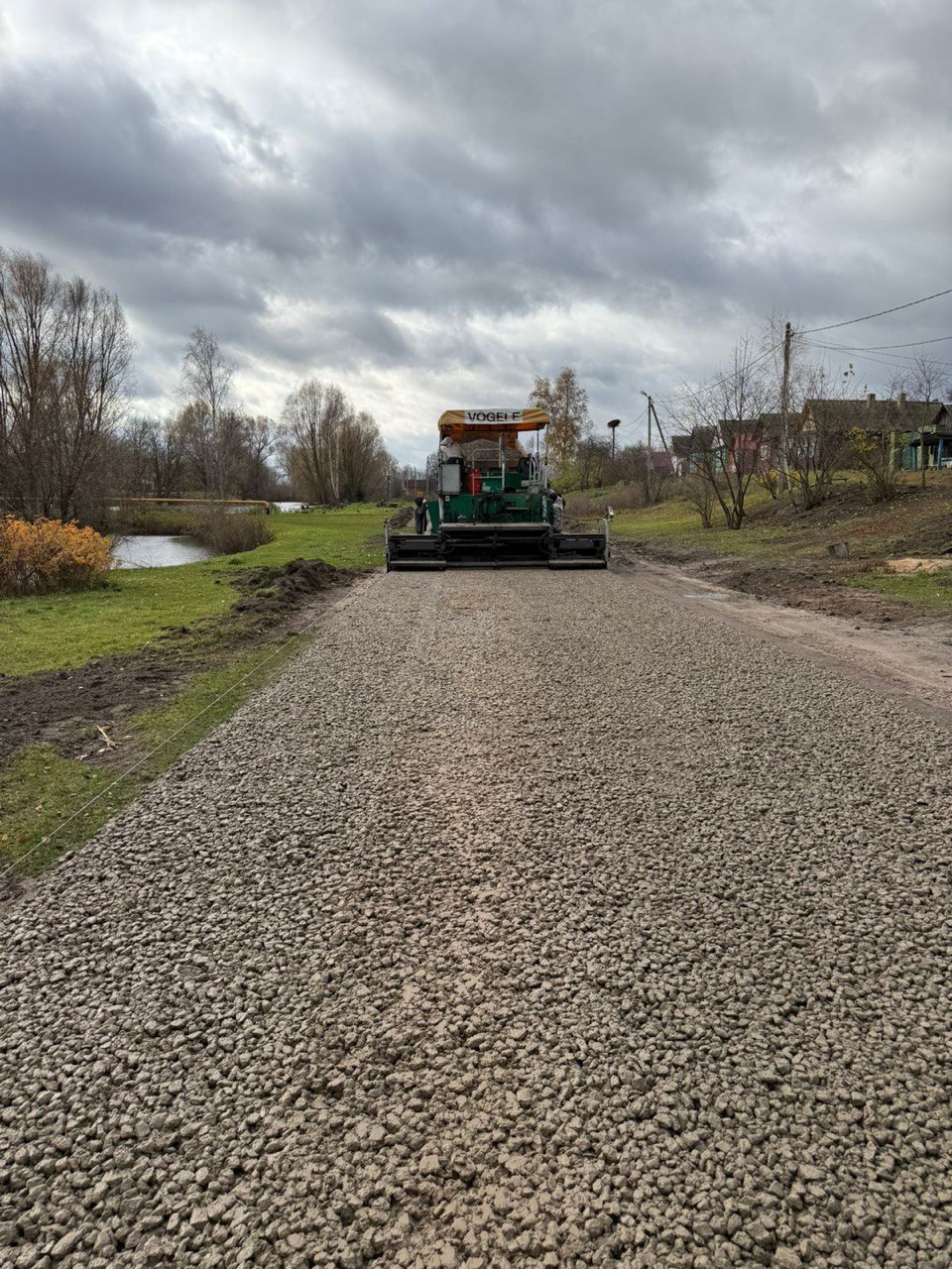 По федеральной программе «Развитие транспортной инфраструктуры на сельских территориях» в селе Киваи Клинцовского района Брянской области идет ремонт участка автомобильной дороги по улице Первомайская По федеральной программе «Развитие транспортной инфраструктуры на сельских территориях» в селе Киваи Клинцовского района Брянской области идет ремонт участка автомобильной дороги по улице Первомайская
