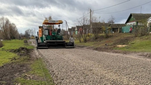 В брянском селе Киваи обустраивают новую дорожную одежду на улице Первомайской