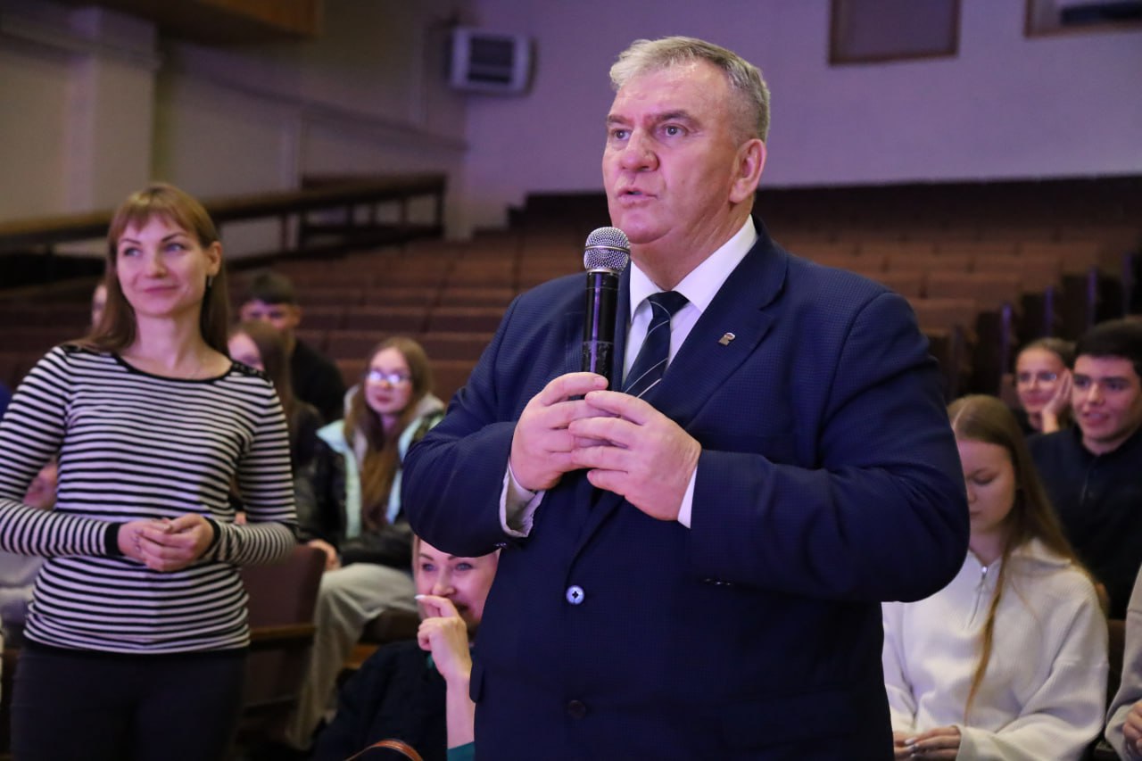 Сергей Лавокин: В преддверии Дня народного единства в Большом зале Локотского Дома культуры им. А.П. Менякина состоялась "Классная встреча" Сергей Лавокин: В преддверии Дня народного единства в Большом зале Локотского Дома культуры им. А.П. Менякина состоялась "Классная встреча"