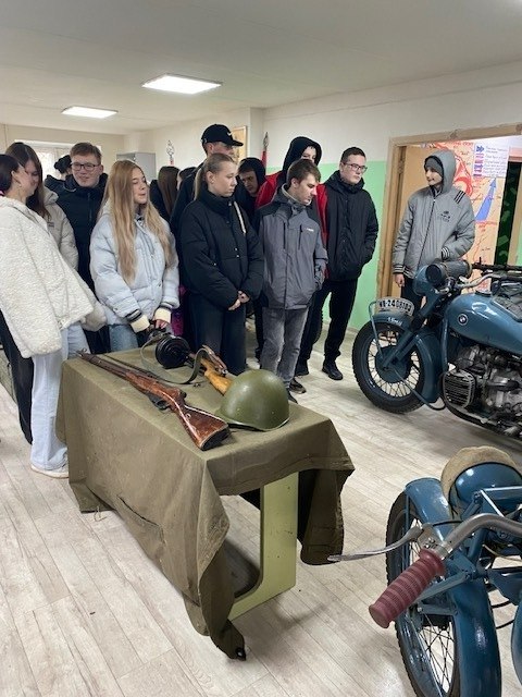 30 октября 2025 года обучающиеся 9-10 классов МБОУ – СОШ №7 посетили выставку «Русь Великая» в Клинцовской ТШ ДОСААФ 30 октября 2025 года обучающиеся 9-10 классов МБОУ – СОШ №7 посетили выставку «Русь Великая» в Клинцовской ТШ ДОСААФ