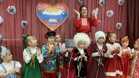 30. 10. 2025 года под девизом «Вместе мы — Россия», в МБДОУ – детский сад №22 «Солнышко», прошло яркое и масштабное событие посвящённое празднованию – «Дня народного единства» 30. 10. 2025 года под девизом «Вместе мы — Россия», в МБДОУ – детский сад №22 «Солнышко», прошло яркое и масштабное событие посвящённое празднованию – «Дня народного единства»