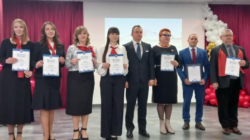 В Брянске школа №5 имени заслуженного учителя России Клавдии Ивановны Пушновой отметила 75-летний юбилей