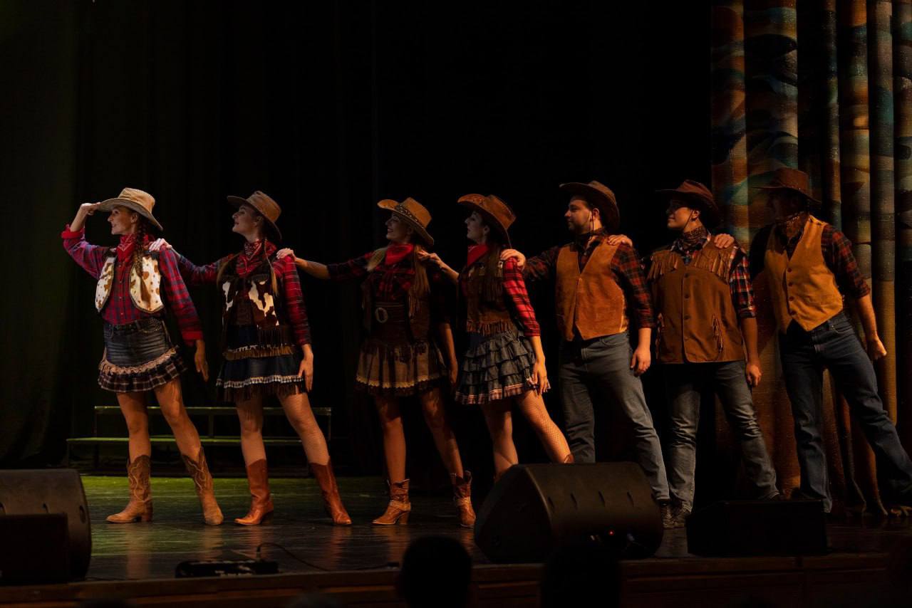 «Цветок душистых прерий». Вчера на сцене к/з «Дружба» состоялась музыкальная новелла Владимира Дубинина «Цветок душистых прерий» по мотивам произведений известного английского писателя Томаса Майн Рида Власть, деньги... «Цветок душистых прерий». Вчера на сцене к/з «Дружба» состоялась музыкальная новелла Владимира Дубинина «Цветок душистых прерий» по мотивам произведений известного английского писателя Томаса Майн Рида Власть, деньги...