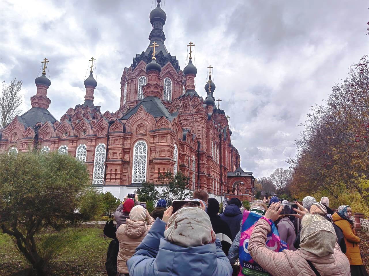 Участники Клуба «Активное долголетие» вместе с коллективом нашего Центра совершили незабываемую поездку в Калужскую область, которая подарила им не только новые впечатления, но и возможность прикоснуться к глубоким духовным... Участники Клуба «Активное долголетие» вместе с коллективом нашего Центра совершили незабываемую поездку в Калужскую область, которая подарила им не только новые впечатления, но и возможность прикоснуться к глубоким духовным...