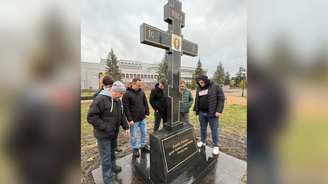 На Славянской площади установлен крест памяти воинов-защитников Отечества На Славянской площади установлен крест памяти воинов-защитников Отечества