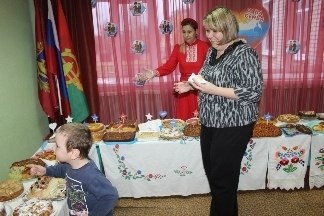 Ежегодно в преддверии Дня народного единства в МБДОУ – детский сад №22 «Солнышко» проходит необычная акция «Пирог дружбы» Ежегодно в преддверии Дня народного единства в МБДОУ – детский сад №22 «Солнышко» проходит необычная акция «Пирог дружбы»