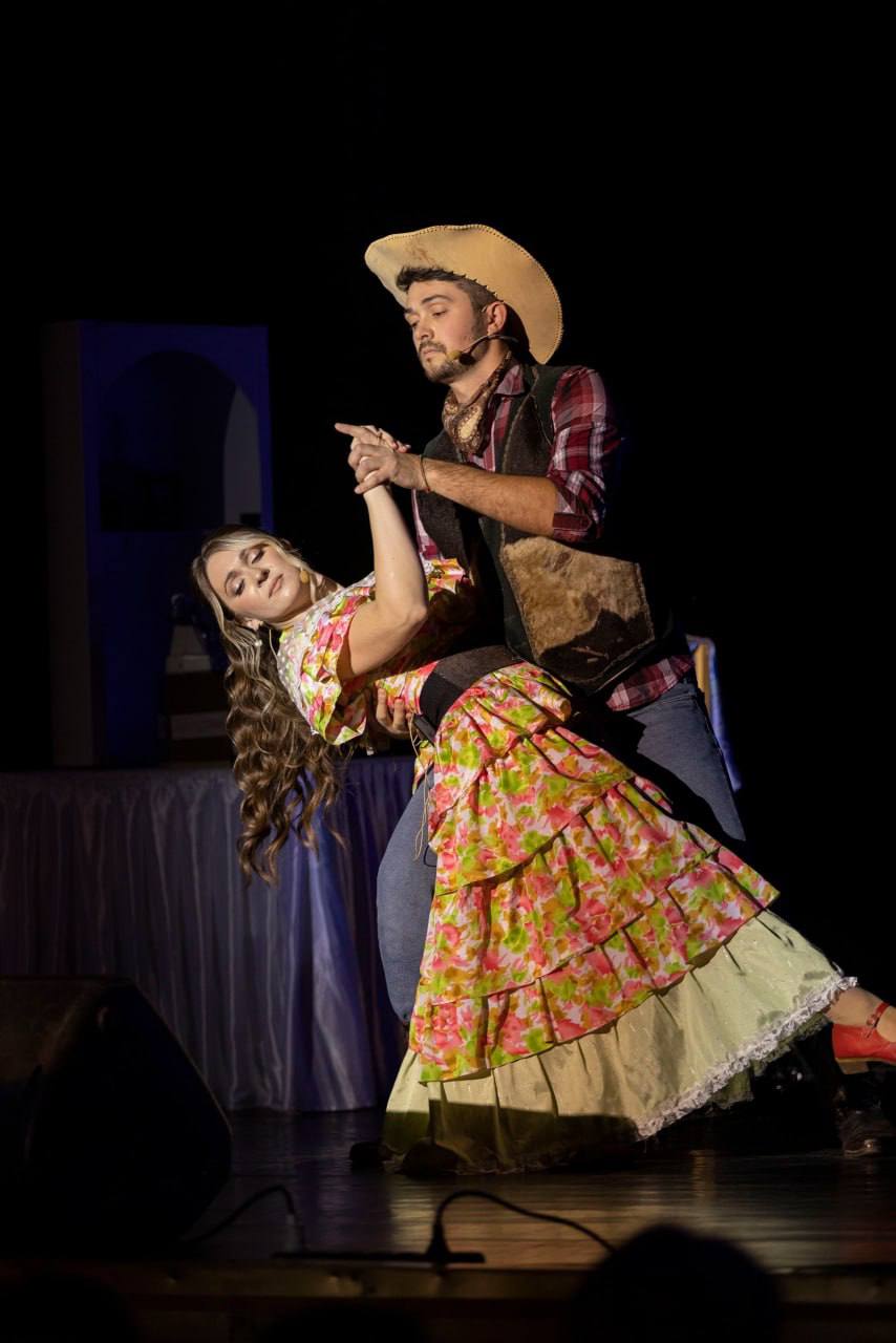 «Цветок душистых прерий». Вчера на сцене к/з «Дружба» состоялась музыкальная новелла Владимира Дубинина «Цветок душистых прерий» по мотивам произведений известного английского писателя Томаса Майн Рида Власть, деньги... «Цветок душистых прерий». Вчера на сцене к/з «Дружба» состоялась музыкальная новелла Владимира Дубинина «Цветок душистых прерий» по мотивам произведений известного английского писателя Томаса Майн Рида Власть, деньги...