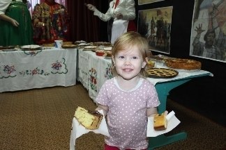 Ежегодно в преддверии Дня народного единства в МБДОУ – детский сад №22 «Солнышко» проходит необычная акция «Пирог дружбы» Ежегодно в преддверии Дня народного единства в МБДОУ – детский сад №22 «Солнышко» проходит необычная акция «Пирог дружбы»