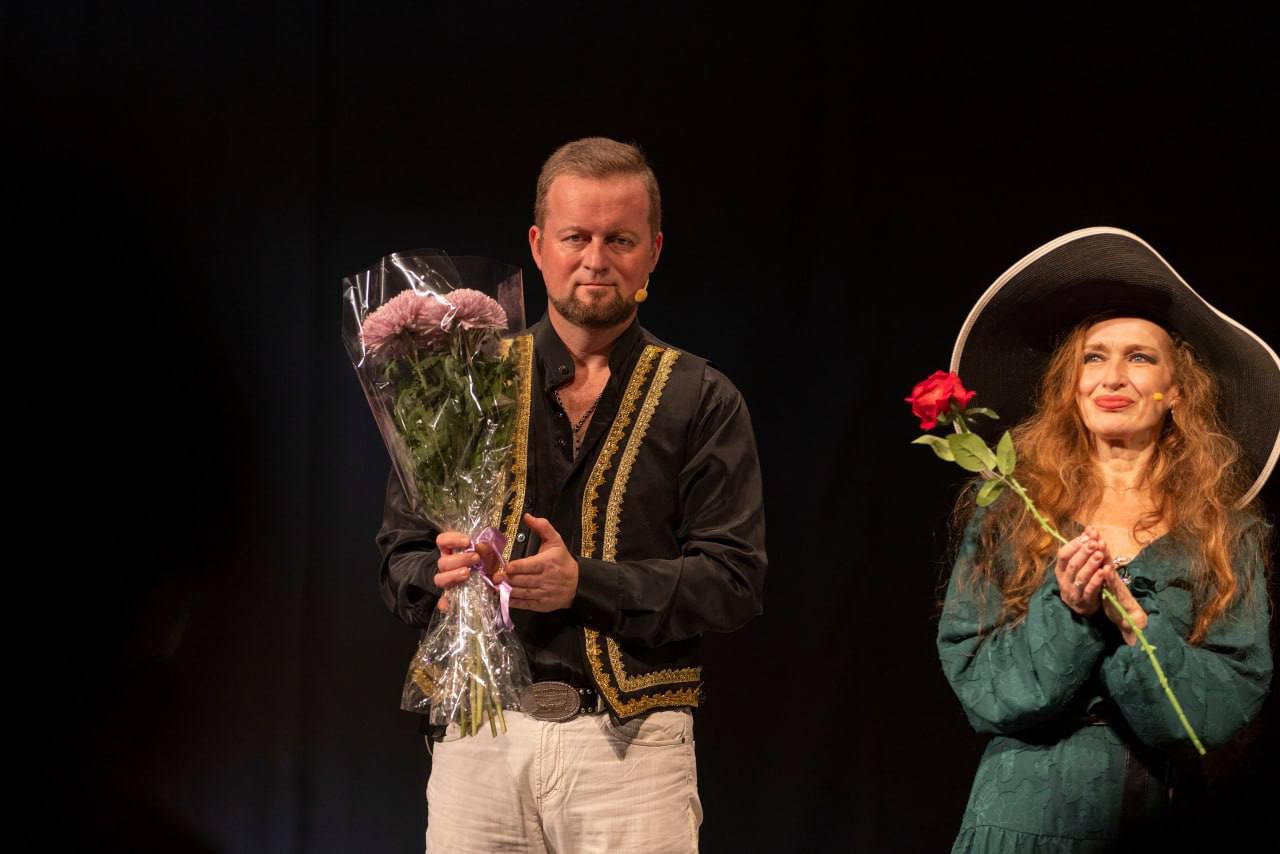 «Цветок душистых прерий». Вчера на сцене к/з «Дружба» состоялась музыкальная новелла Владимира Дубинина «Цветок душистых прерий» по мотивам произведений известного английского писателя Томаса Майн Рида Власть, деньги... «Цветок душистых прерий». Вчера на сцене к/з «Дружба» состоялась музыкальная новелла Владимира Дубинина «Цветок душистых прерий» по мотивам произведений известного английского писателя Томаса Майн Рида Власть, деньги...