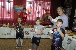 Ежегодно в преддверии Дня народного единства в МБДОУ – детский сад №22 «Солнышко» проходит необычная акция «Пирог дружбы» Ежегодно в преддверии Дня народного единства в МБДОУ – детский сад №22 «Солнышко» проходит необычная акция «Пирог дружбы»