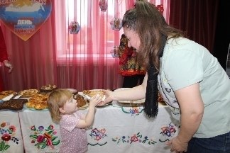 Ежегодно в преддверии Дня народного единства в МБДОУ – детский сад №22 «Солнышко» проходит необычная акция «Пирог дружбы» Ежегодно в преддверии Дня народного единства в МБДОУ – детский сад №22 «Солнышко» проходит необычная акция «Пирог дружбы»