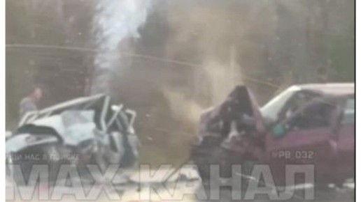 На трассе в Выгоничском районе в страшном ДТП разбились две легковушки
