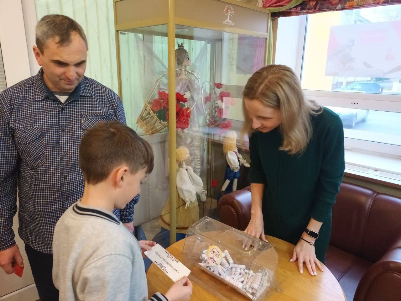 В Брянском областном театре кукол перед спектаклем «Пётр I - жизнь и деяния» Могилёвского областного театра кукол зрители погрузились в атмосферу бала В Брянском областном театре кукол перед спектаклем «Пётр I - жизнь и деяния» Могилёвского областного театра кукол зрители погрузились в атмосферу бала