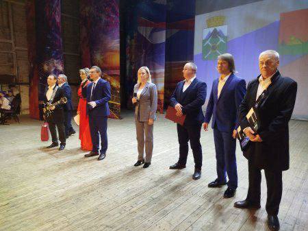 Вокально-инструментальный ансамбль «Стожары» Брянской областной филармонии выступил в г. Брянка Луганской области Вокально-инструментальный ансамбль «Стожары» Брянской областной филармонии выступил в г. Брянка Луганской области