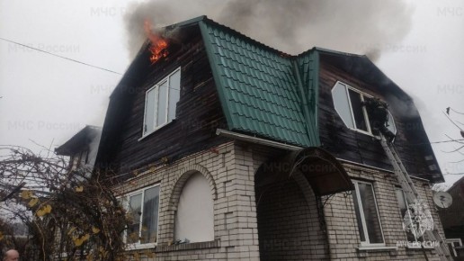 В Брянске спасатели потушили пожар в жилом доме на улице Луговой в Советском районе