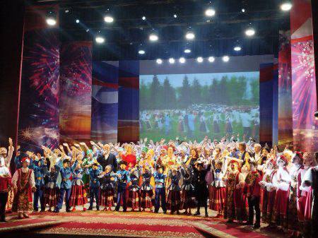 Вокально-инструментальный ансамбль «Стожары» Брянской областной филармонии выступил в г. Брянка Луганской области Вокально-инструментальный ансамбль «Стожары» Брянской областной филармонии выступил в г. Брянка Луганской области