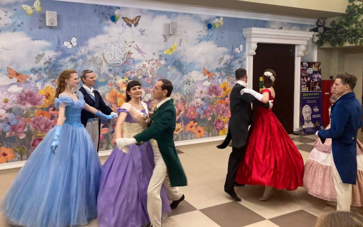 В Брянском областном театре кукол перед спектаклем «Пётр I - жизнь и деяния» Могилёвского областного театра кукол зрители погрузились в атмосферу бала В Брянском областном театре кукол перед спектаклем «Пётр I - жизнь и деяния» Могилёвского областного театра кукол зрители погрузились в атмосферу бала