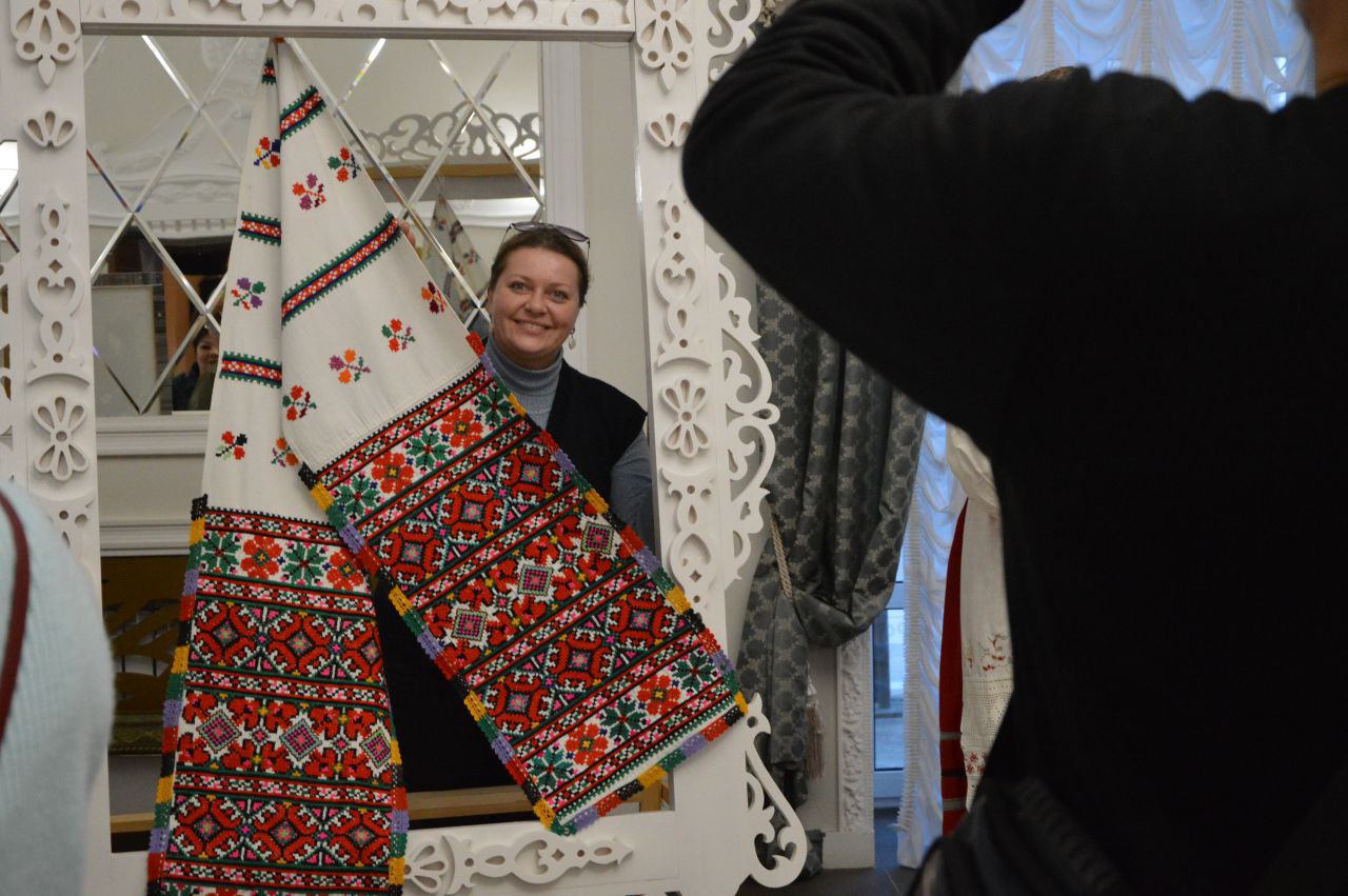 После официальной части гости и участники презентации фотографировались, общались, а также приняли участие в автограф-сессии Костаса Асисмиса, который на добрую память подписал первые экземпляры книги После официальной части гости и участники презентации фотографировались, общались, а также приняли участие в автограф-сессии Костаса Асисмиса, который на добрую память подписал первые экземпляры книги