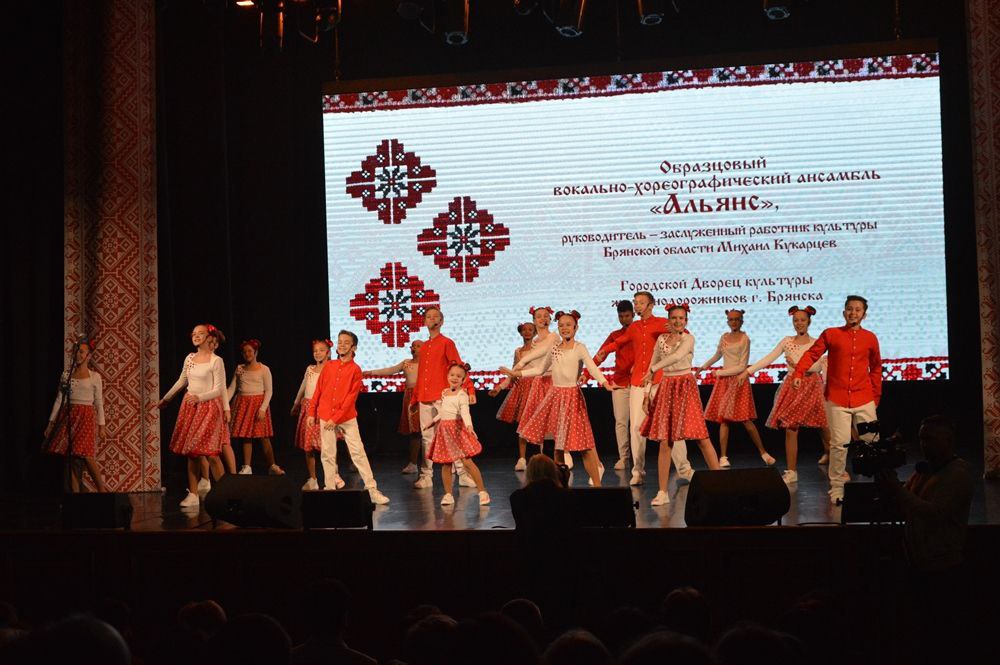 Частью презентации третьей части издания «Традиционный народный костюм Брянской области конца XIX – начала XX века» стала концертная программа «В единстве наша сила» с участием ведущих творческих коллективов учреждений... Частью презентации третьей части издания «Традиционный народный костюм Брянской области конца XIX – начала XX века» стала концертная программа «В единстве наша сила» с участием ведущих творческих коллективов учреждений...