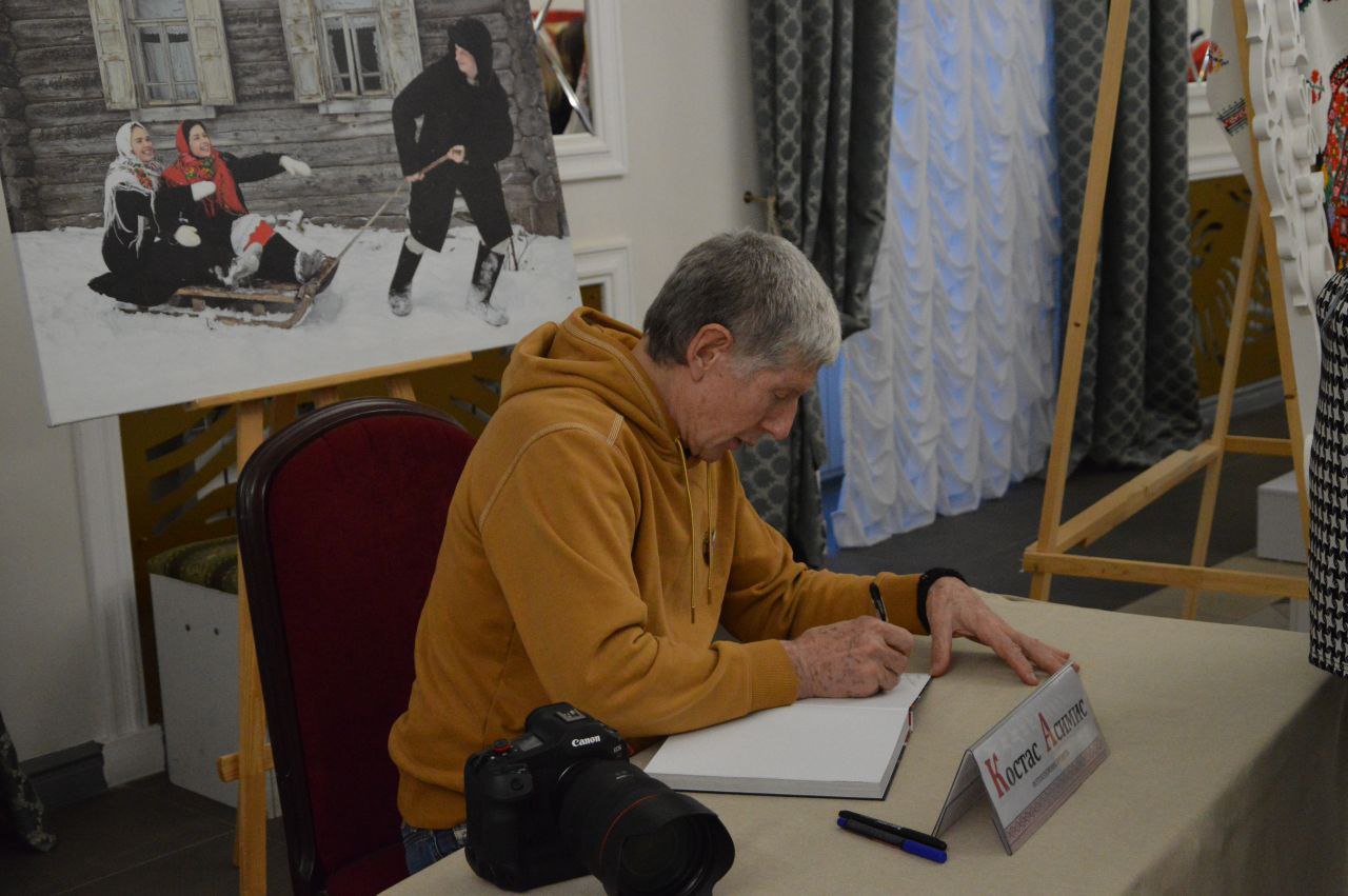 После официальной части гости и участники презентации фотографировались, общались, а также приняли участие в автограф-сессии Костаса Асисмиса, который на добрую память подписал первые экземпляры книги После официальной части гости и участники презентации фотографировались, общались, а также приняли участие в автограф-сессии Костаса Асисмиса, который на добрую память подписал первые экземпляры книги