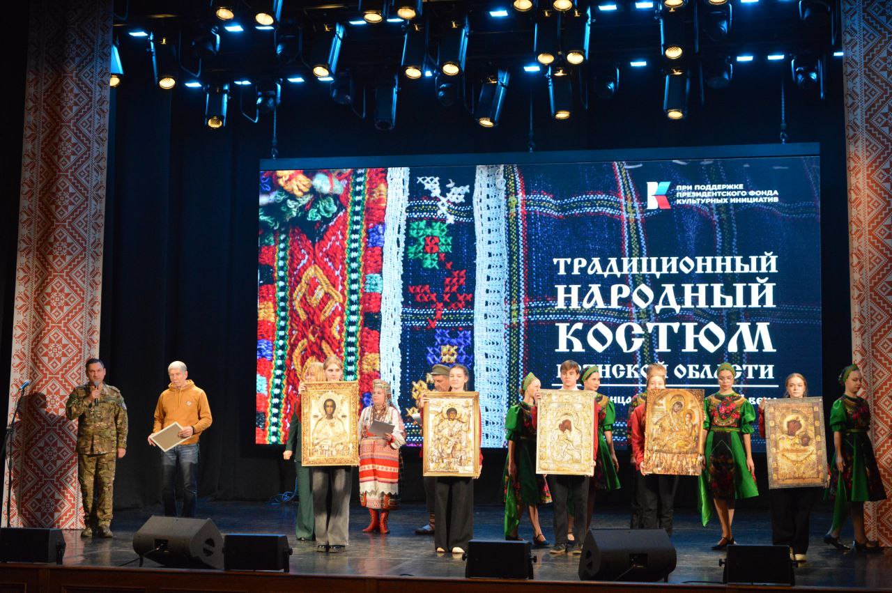 День Народного единства совпадает с чествованием одной из самых почитаемых православных святынь — Казанской иконы Божией матери и имеет глубочайший смысл День Народного единства совпадает с чествованием одной из самых почитаемых православных святынь — Казанской иконы Божией матери и имеет глубочайший смысл