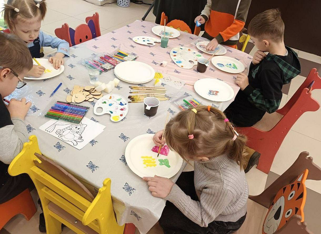 В Брянском областном театре кукол перед спектаклем «Сказка про маленького ослика» Могилёвского театра кукол в фойе зрителей встречала Матрёшка и приглашала на праздник В Брянском областном театре кукол перед спектаклем «Сказка про маленького ослика» Могилёвского театра кукол в фойе зрителей встречала Матрёшка и приглашала на праздник