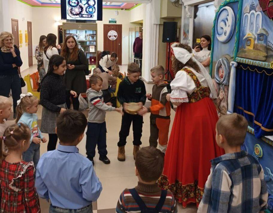 В Брянском областном театре кукол перед спектаклем «Сказка про маленького ослика» Могилёвского театра кукол в фойе зрителей встречала Матрёшка и приглашала на праздник В Брянском областном театре кукол перед спектаклем «Сказка про маленького ослика» Могилёвского театра кукол в фойе зрителей встречала Матрёшка и приглашала на праздник