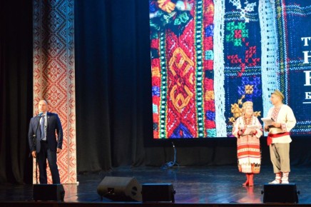 Главными событием вечера стала презентация третьей части издания "Традиционный народный костюм Брянской области конца XIX – начала XX века"