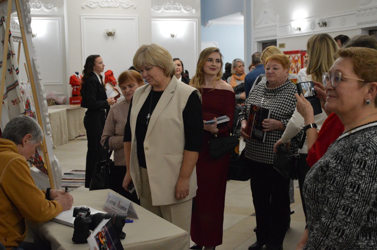 После официальной части гости и участники презентации фотографировались, общались, а также приняли участие в автограф-сессии Костаса Асисмиса, который на добрую память подписал первые экземпляры книги После официальной части гости и участники презентации фотографировались, общались, а также приняли участие в автограф-сессии Костаса Асисмиса, который на добрую память подписал первые экземпляры книги