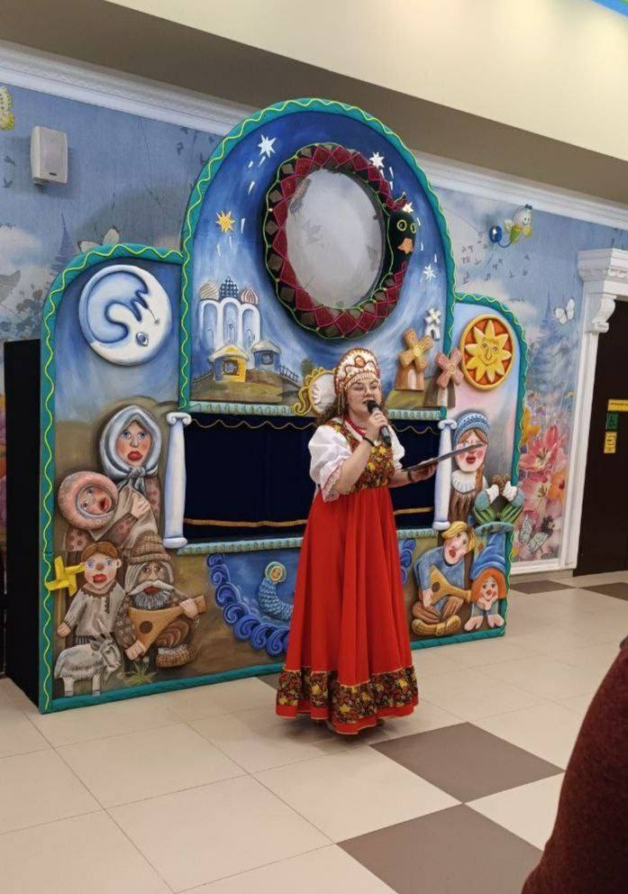 В Брянском областном театре кукол перед спектаклем «Сказка про маленького ослика» Могилёвского театра кукол в фойе зрителей встречала Матрёшка и приглашала на праздник В Брянском областном театре кукол перед спектаклем «Сказка про маленького ослика» Могилёвского театра кукол в фойе зрителей встречала Матрёшка и приглашала на праздник