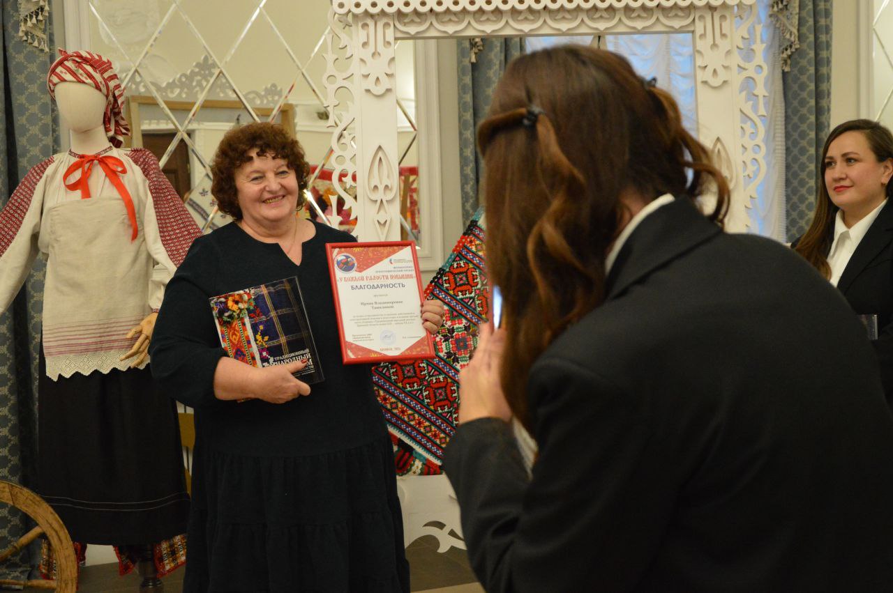 После официальной части гости и участники презентации фотографировались, общались, а также приняли участие в автограф-сессии Костаса Асисмиса, который на добрую память подписал первые экземпляры книги После официальной части гости и участники презентации фотографировались, общались, а также приняли участие в автограф-сессии Костаса Асисмиса, который на добрую память подписал первые экземпляры книги