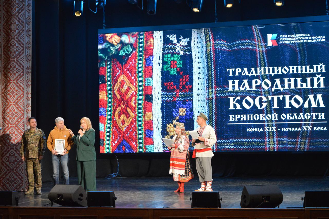 День Народного единства совпадает с чествованием одной из самых почитаемых православных святынь — Казанской иконы Божией матери и имеет глубочайший смысл День Народного единства совпадает с чествованием одной из самых почитаемых православных святынь — Казанской иконы Божией матери и имеет глубочайший смысл