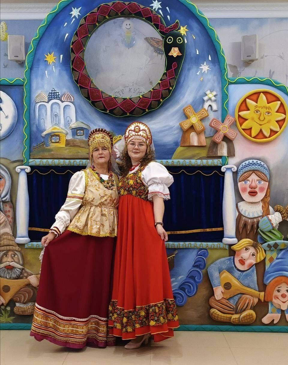 В Брянском областном театре кукол перед спектаклем «Сказка про маленького ослика» Могилёвского театра кукол в фойе зрителей встречала Матрёшка и приглашала на праздник