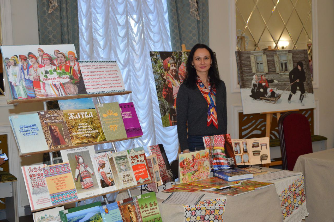 3 ноября, в рамках Всероссийской акции «Ночь искусств», во Дворце культуры БМЗ Брянского областного методического центра «Народное творчество» состоялось торжественное мероприятие, посвященное Дню народного единства 3 ноября, в рамках Всероссийской акции «Ночь искусств», во Дворце культуры БМЗ Брянского областного методического центра «Народное творчество» состоялось торжественное мероприятие, посвященное Дню народного единства