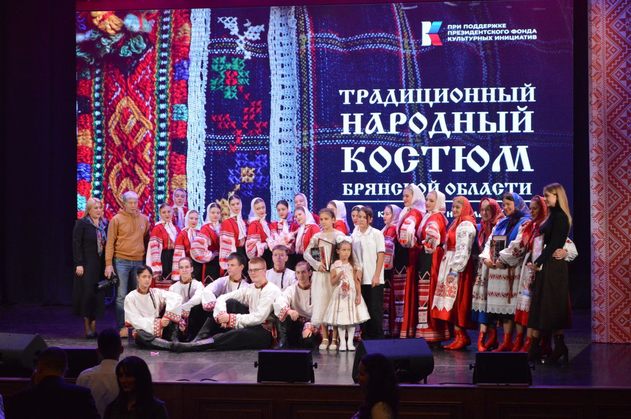 После официальной части гости и участники презентации фотографировались, общались, а также приняли участие в автограф-сессии Костаса Асисмиса, который на добрую память подписал первые экземпляры книги После официальной части гости и участники презентации фотографировались, общались, а также приняли участие в автограф-сессии Костаса Асисмиса, который на добрую память подписал первые экземпляры книги