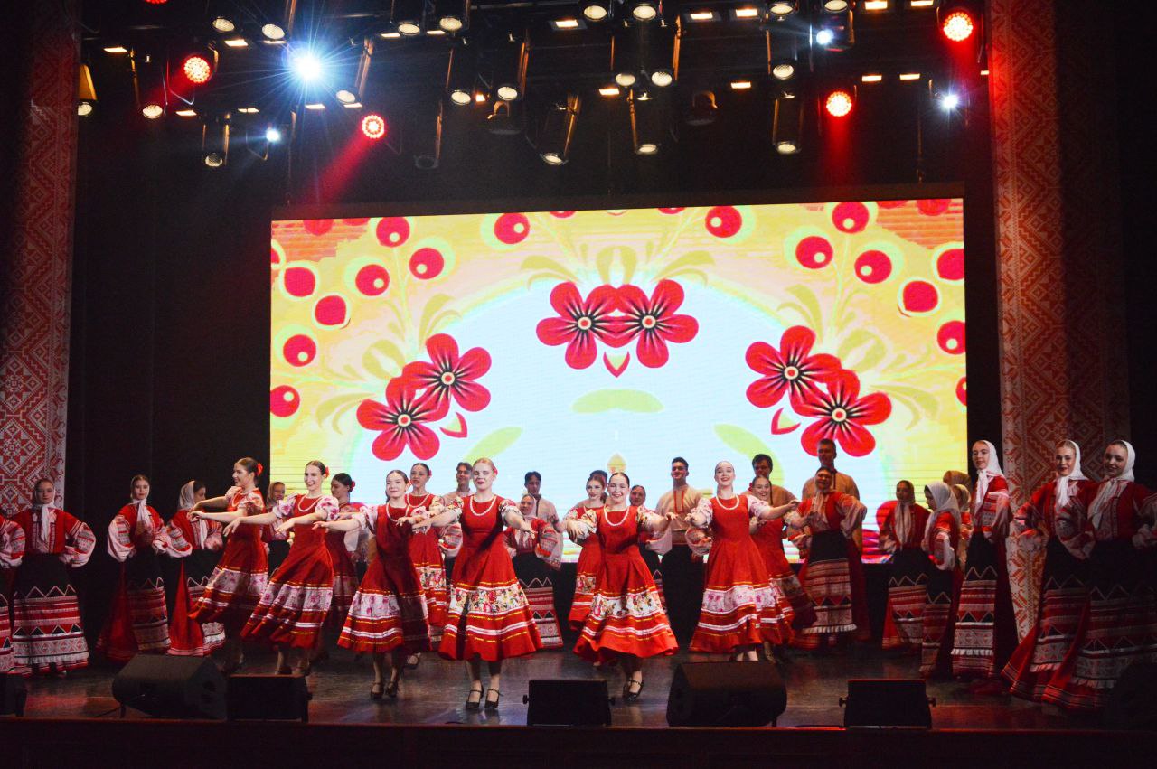 Частью презентации третьей части издания «Традиционный народный костюм Брянской области конца XIX – начала XX века» стала концертная программа «В единстве наша сила» с участием ведущих творческих коллективов учреждений... Частью презентации третьей части издания «Традиционный народный костюм Брянской области конца XIX – начала XX века» стала концертная программа «В единстве наша сила» с участием ведущих творческих коллективов учреждений...