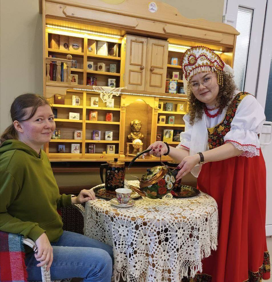 В Брянском областном театре кукол перед спектаклем «Сказка про маленького ослика» Могилёвского театра кукол в фойе зрителей встречала Матрёшка и приглашала на праздник В Брянском областном театре кукол перед спектаклем «Сказка про маленького ослика» Могилёвского театра кукол в фойе зрителей встречала Матрёшка и приглашала на праздник