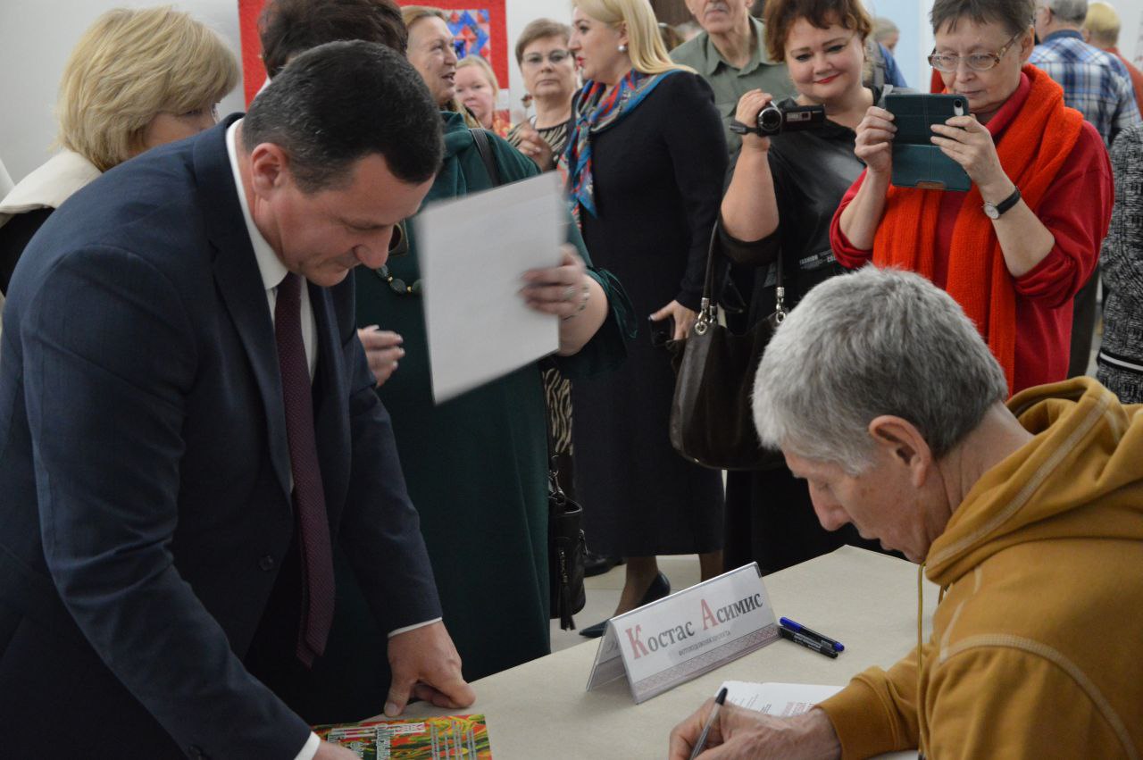 После официальной части гости и участники презентации фотографировались, общались, а также приняли участие в автограф-сессии Костаса Асисмиса, который на добрую память подписал первые экземпляры книги После официальной части гости и участники презентации фотографировались, общались, а также приняли участие в автограф-сессии Костаса Асисмиса, который на добрую память подписал первые экземпляры книги