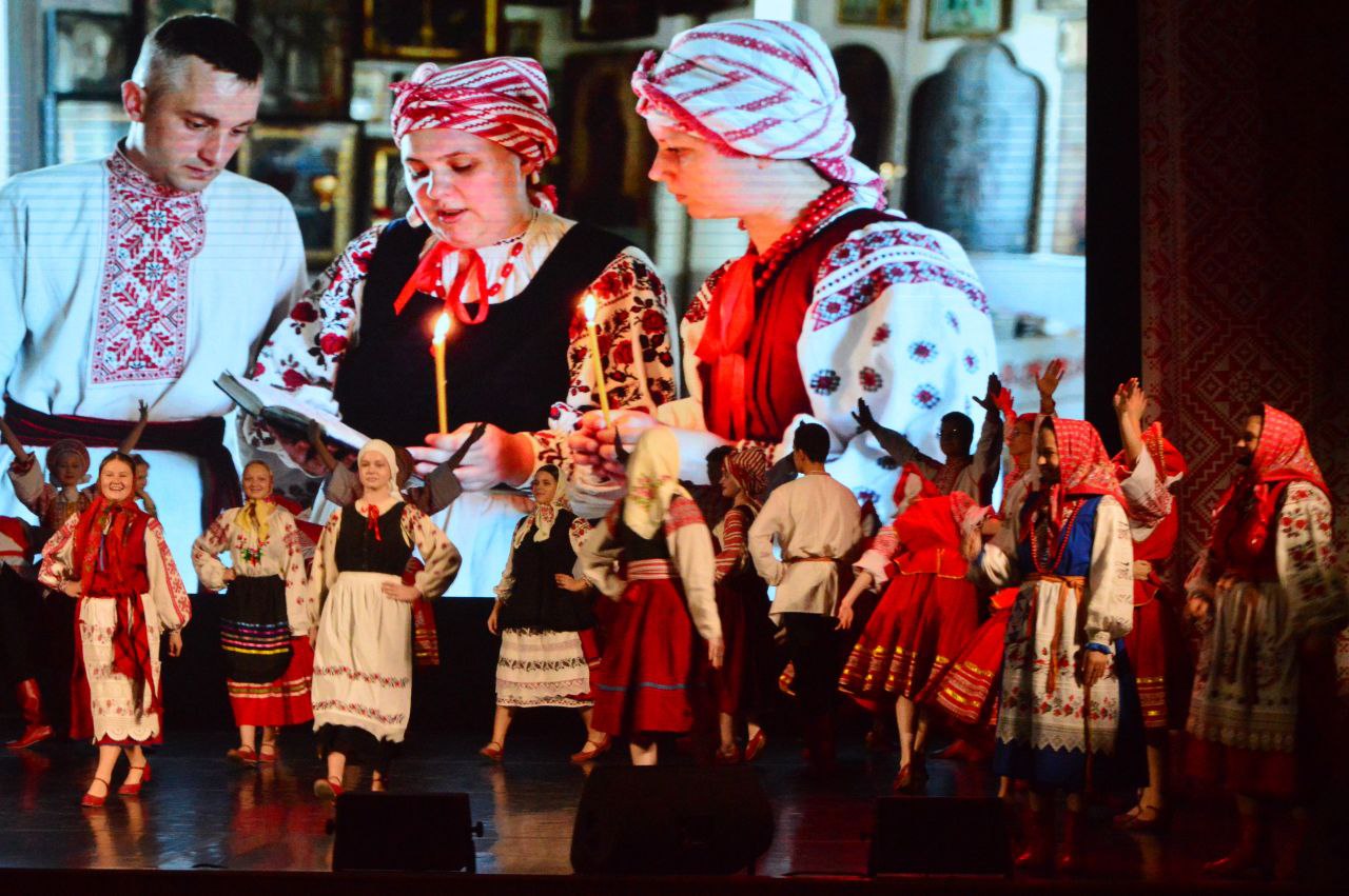 Частью презентации третьей части издания «Традиционный народный костюм Брянской области конца XIX – начала XX века» стала концертная программа «В единстве наша сила» с участием ведущих творческих коллективов учреждений... Частью презентации третьей части издания «Традиционный народный костюм Брянской области конца XIX – начала XX века» стала концертная программа «В единстве наша сила» с участием ведущих творческих коллективов учреждений...