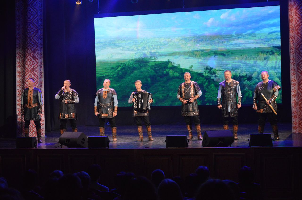 Частью презентации третьей части издания «Традиционный народный костюм Брянской области конца XIX – начала XX века» стала концертная программа «В единстве наша сила» с участием ведущих творческих коллективов учреждений... Частью презентации третьей части издания «Традиционный народный костюм Брянской области конца XIX – начала XX века» стала концертная программа «В единстве наша сила» с участием ведущих творческих коллективов учреждений...