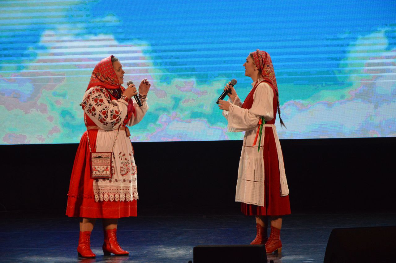 Частью презентации третьей части издания «Традиционный народный костюм Брянской области конца XIX – начала XX века» стала концертная программа «В единстве наша сила» с участием ведущих творческих коллективов учреждений... Частью презентации третьей части издания «Традиционный народный костюм Брянской области конца XIX – начала XX века» стала концертная программа «В единстве наша сила» с участием ведущих творческих коллективов учреждений...