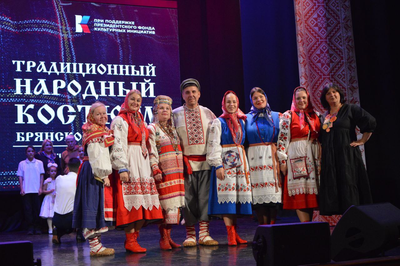 После официальной части гости и участники презентации фотографировались, общались, а также приняли участие в автограф-сессии Костаса Асисмиса, который на добрую память подписал первые экземпляры книги После официальной части гости и участники презентации фотографировались, общались, а также приняли участие в автограф-сессии Костаса Асисмиса, который на добрую память подписал первые экземпляры книги