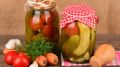Помидоры в банке не полопаются: их сохранит целыми одно действие перед засолкой