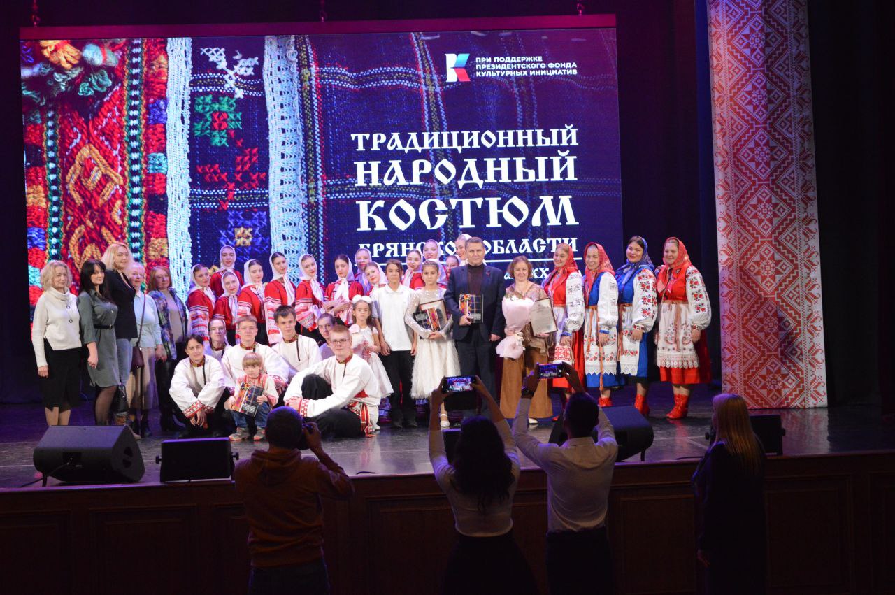 После официальной части гости и участники презентации фотографировались, общались, а также приняли участие в автограф-сессии Костаса Асисмиса, который на добрую память подписал первые экземпляры книги