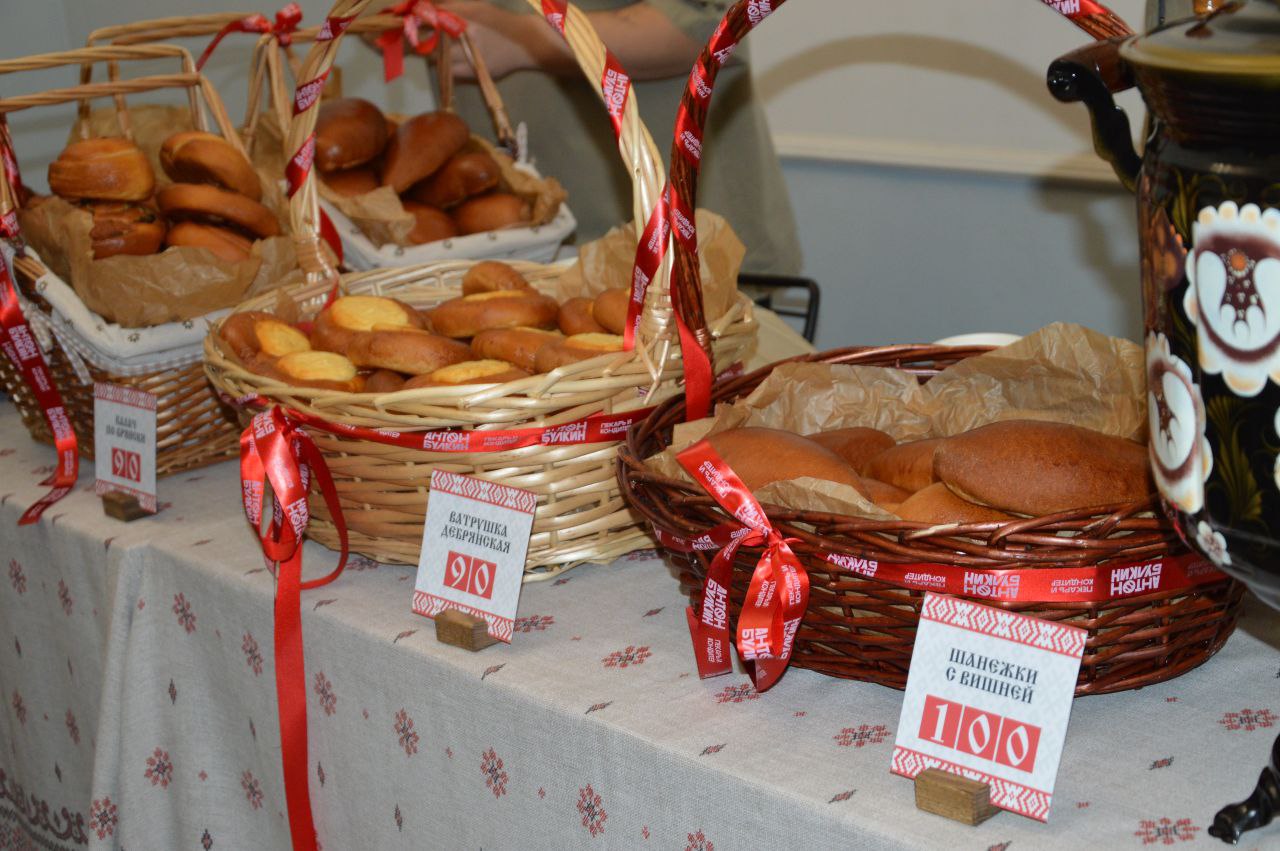 3 ноября, в рамках Всероссийской акции «Ночь искусств», во Дворце культуры БМЗ Брянского областного методического центра «Народное творчество» состоялось торжественное мероприятие, посвященное Дню народного единства 3 ноября, в рамках Всероссийской акции «Ночь искусств», во Дворце культуры БМЗ Брянского областного методического центра «Народное творчество» состоялось торжественное мероприятие, посвященное Дню народного единства