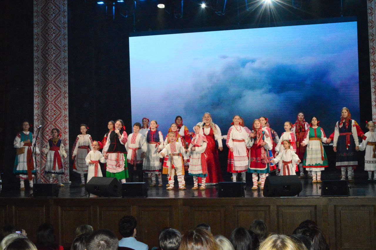 Частью презентации третьей части издания «Традиционный народный костюм Брянской области конца XIX – начала XX века» стала концертная программа «В единстве наша сила» с участием ведущих творческих коллективов учреждений...